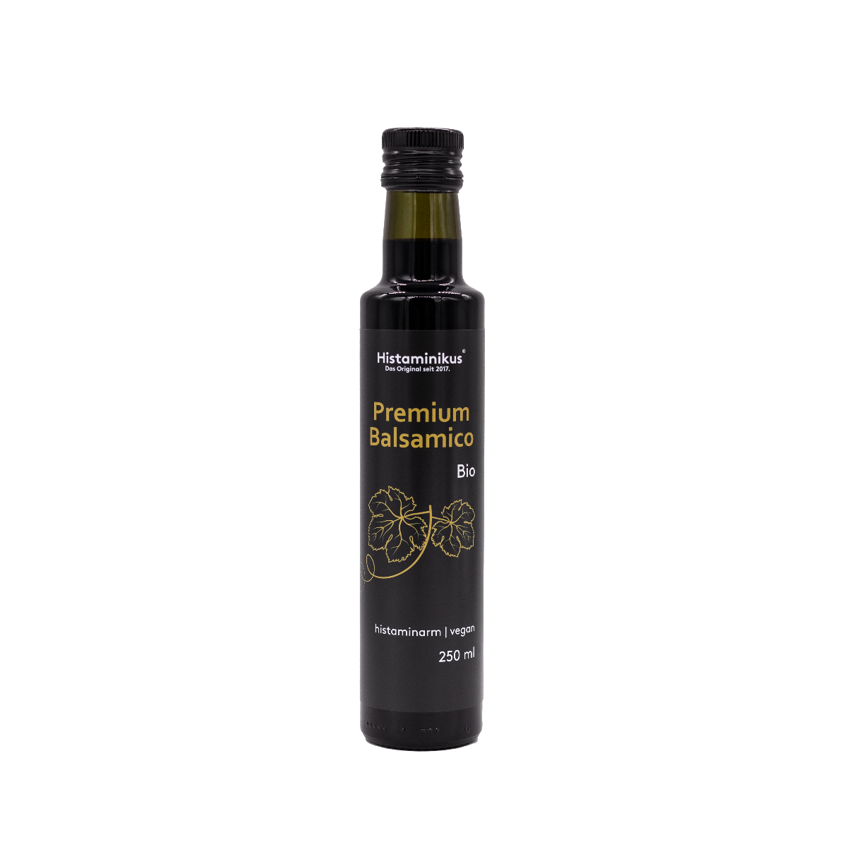 Eine schwarze, schmale Flasche mit schwarzem Deckel und der Aufschrift "Premium Balsamico Bio". Die Flasche wird als histaminarm und vegan bezeichnet. Unter der Aufschrift sind zwei Weinblätter abgebildet.