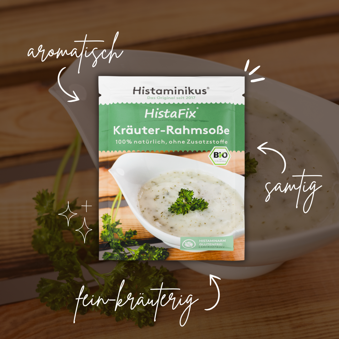 Beutel „HistaFix Kräuter-Rahmsoße“ von Histaminikus im Vordergrund, dahinter eine Sauciere mit cremiger Rahmsoße und frischer Petersilie, umgeben von Beschreibungen wie „aromatisch“, „samtig“ und „fein-kräuterig“, auf Holzuntergrund mit Petersilienzweigen.