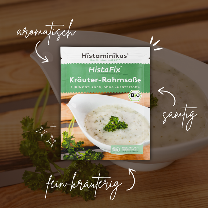 Beutel „HistaFix Kräuter-Rahmsoße“ von Histaminikus im Vordergrund, dahinter eine Sauciere mit cremiger Rahmsoße und frischer Petersilie, umgeben von Beschreibungen wie „aromatisch“, „samtig“ und „fein-kräuterig“, auf Holzuntergrund mit Petersilienzweigen.