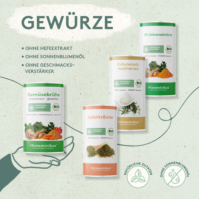 Grafik mit fünf Gewürzdosen: „Gemüsebrühe“, „Salatkräuter“, „Kräutersalz mediterran“, „V5 Universalwürze“. Links oben der Titel „Gewürze“, daneben Stichpunkte: ohne Hefeextrakt, ohne Sonnenblumenöl, ohne Geschmacksverstärker. Unten zwei grüne Icons: „natürliche Zutaten“ und „ohne Sonnenblumenöl“.