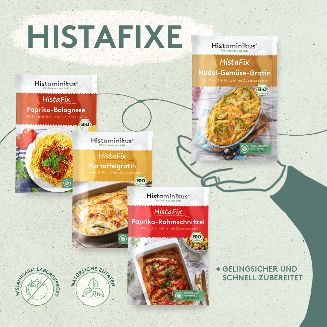 Grafik mit fünf Tütchen der Produktreihe „HistaFix“: Paprika-Bolognese, Kartoffelgratin, Nudel-Gemüse-Gratin, Paprika-Rahmschnitzel. Jeweils mit Bild des fertigen Gerichts und Bio-Siegel. Überschrift „HISTAFIXE“, unten Icons: „histaminarm laborgeprüft“ und „natürliche Zutaten“. Rechts Text: „Gelingsicher und schnell zubereitet“.