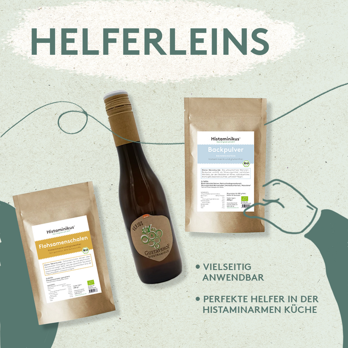 Grafik mit drei Produkten unter dem Titel „Helferleins“: Flohsamenschalen, Backpulver (beides in brauner Standbodenverpackung) und eine dunkle Flasche Verjus. Darunter Text:
- vielseitig anwendbar
- perfekte Helfer in der histaminarmen Küche