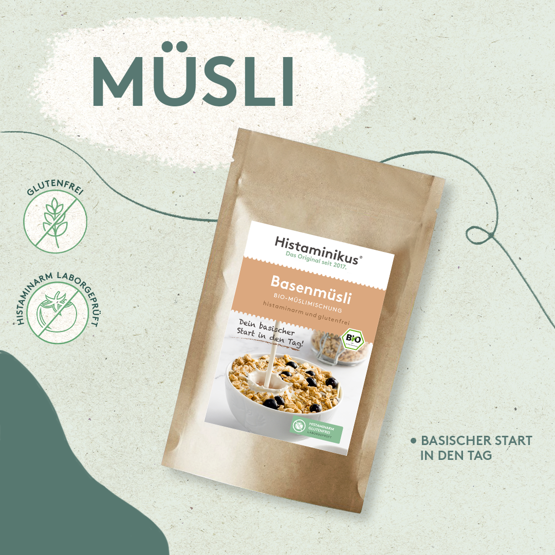 Grafik mit brauner Standbodenverpackung „Basenmüsli – Bio-Müslimischung“ auf hellem Hintergrund. Abbildung einer Müslischale mit Milch und Beeren. Links Icons für „glutenfrei“ und „histaminarm laborgeprüft“. Rechts unten Text: „Basischer Start in den Tag“.