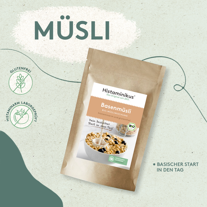Grafik mit brauner Standbodenverpackung „Basenmüsli – Bio-Müslimischung“ auf hellem Hintergrund. Abbildung einer Müslischale mit Milch und Beeren. Links Icons für „glutenfrei“ und „histaminarm laborgeprüft“. Rechts unten Text: „Basischer Start in den Tag“.