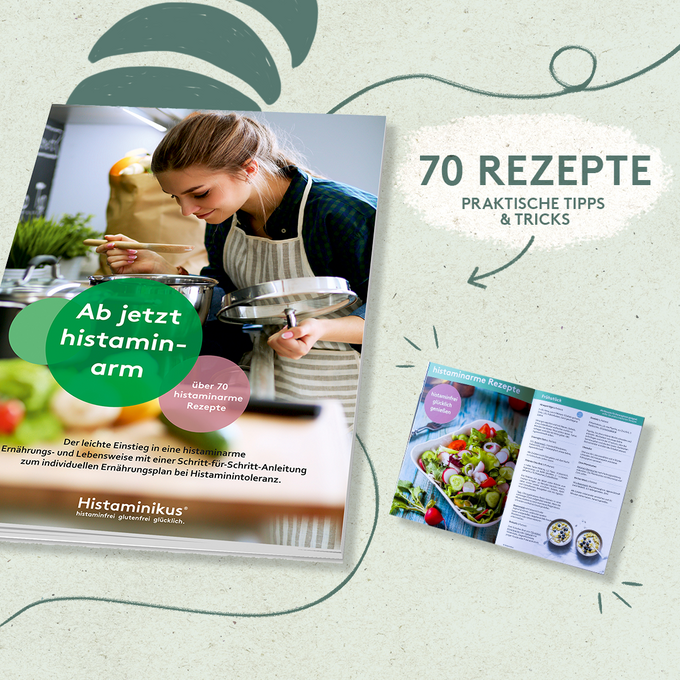 Grafik mit Broschüre „Ab jetzt histaminarm“ auf hellem Untergrund. Titeltext auf grünem Kreis, Untertitel: „über 70 histaminarme Rezepte“. Daneben geöffnete Beispielseite mit Rezeptfoto. Rechts Text: „70 REZEPTE – praktische Tipps & Tricks“. Illustration einer kochenden Frau auf dem Cover.