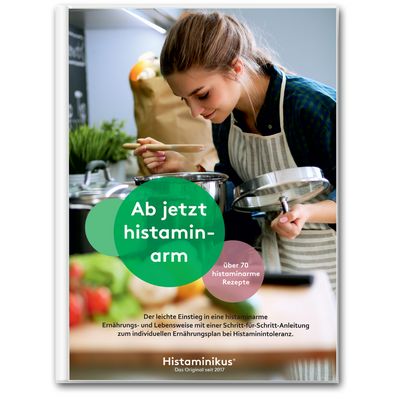 Cover einer Broschüre mit Titel „Ab jetzt histaminarm“. Frau riecht an einem Holzlöffel über Kochtopf. Text: über 70 histaminarme Rezepte, Einstieg in histaminarme Ernährung.