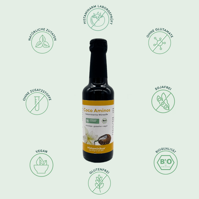 Flasche „Coco Aminos – histaminarme Würzsoße“ in der Mitte. Umgeben von acht grünen Icons mit Text: histaminarm laborgeprüft, natürliche Zutaten, ohne Zusatzstoffe, vegan, glutenfrei, bio, sojafrei, ohne Glutamate.