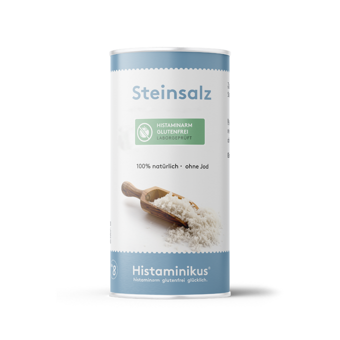 Runde Dose mit Etikett für „Steinsalz“ von Histaminikus. Oben der Produktname in blauer Schrift, darunter ein grünes Siegel mit der Aufschrift „Histaminarm Glutenfrei Laborgeprüft“. Daneben die Angaben „100 % natürlich“ und „ohne Jod“. Im unteren Bereich eine Holzschaufel mit weißem Salz auf weißem Hintergrund. Unten das Markenlogo „Histaminikus – histaminfrei glutenfrei glücklich“ auf hellblauem Grund.