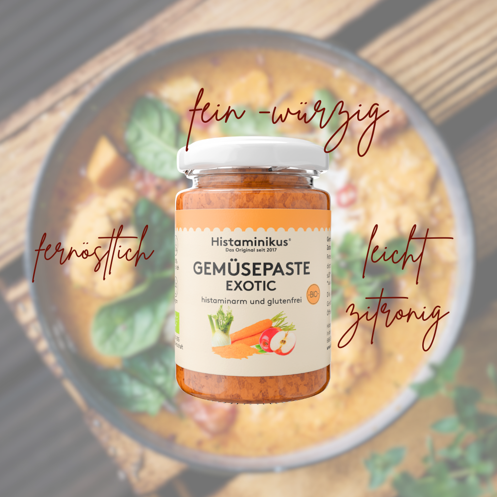 Grafik mit Foto der Gemüsepaste exotic im Glas. Um das Glas herum sind Eigenschaften der Gemüsepaste exotic aufgeführt: fernöstlich, fein-würzig und leicht zitronig. Im Hintergrund sieht man ein asiatisches Currygericht, welches mit der Gemüsepaste exotic zubereitet wurde.