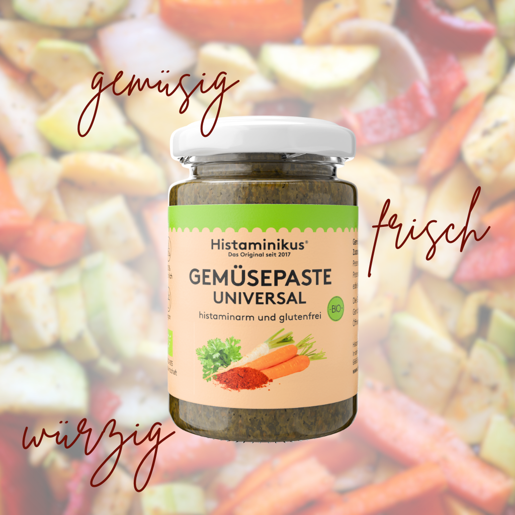 Grafik mit Foto der Gemüsepaste universal im Glas. Um das Glas herum sind Eigenschaften der Gemüsepaste universal aufgeführt: gemüsig, frisch und würzig. Im Hintergrund sieht man kleingeschnittenes, verschiedenes Gemüse