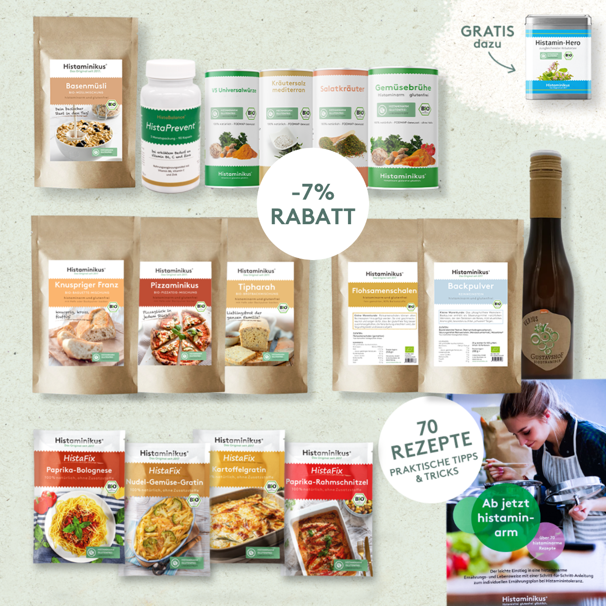 Produktübersicht mit vielen Artikeln aus dem Histaminikus-Sortiment auf hellem Hintergrund. Zu sehen sind Standbodenverpackungen, Gewürzdosen, ein Nahrungsergänzungsmittel, eine Flasche Verjus, ein Rezeptheft und eine Gratisdose „Histamin-Hero“. Zentrale Aufschrift „-7 % RABATT“ und „70 REZEPTE – Praktische Tipps & Tricks“.