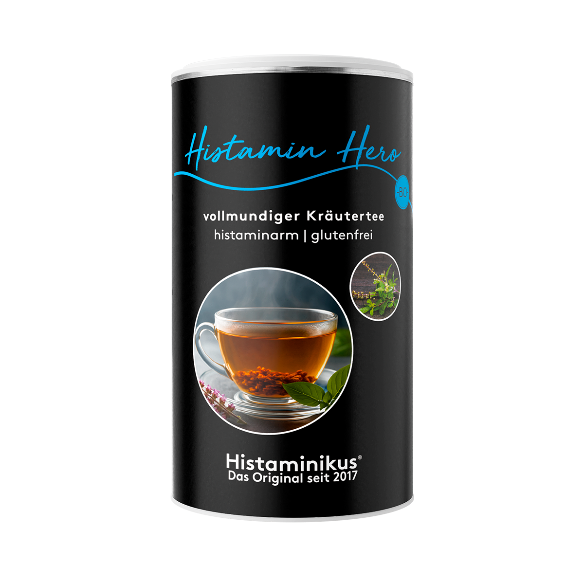 Schwarze Teedose mit der Aufschrift „Histamin Hero – vollmundiger Kräutertee“, darunter „histaminarm | glutenfrei“. In der Mitte ein rundes Foto mit dampfender Tasse Kräutertee auf einem Holzuntergrund, daneben zwei kleine Pflanzenabbildungen.