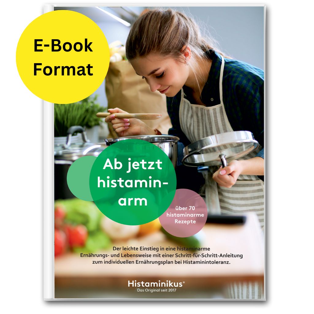 Cover eines E-Books mit Titel „Ab jetzt histaminarm“. Frau riecht an einem Holzlöffel über Kochtopf. Gelber Kreis mit Hinweis „E-Book Format“. Text: über 70 histaminarme Rezepte, Einstieg in histaminarme Ernährung.
