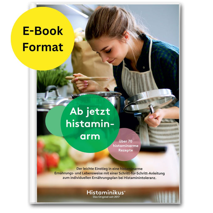 Cover eines E-Books mit Titel „Ab jetzt histaminarm“. Frau riecht an einem Holzlöffel über Kochtopf. Gelber Kreis mit Hinweis „E-Book Format“. Text: über 70 histaminarme Rezepte, Einstieg in histaminarme Ernährung.