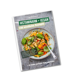 Cover eines E-Books mit dem Titel „Histaminarm + Vegan – 100 köstliche Rezepte“ von Justine Siegler. Abgebildet ist ein buntes Gericht mit Gemüse und Basilikum. Unten: Hinweis auf „25 Seiten wertvolle Tipps und Tricks“.