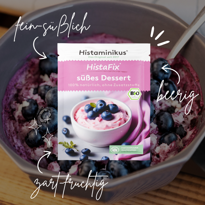 Grafik mit Dessertschüssel im Hintergrund. In der Schüssel befindet sich das HistaFix für süßes Dessert, eingerührt in Quark mit Blaubeeren daraufgestreut. Im Vordergrund ist die Packung des süßen Desserts zu sehen. Um die Packung herum sind Adjektive aufgezählt, die das Produkt beschreiben: fein-süßlich, beerig, zart-fruchtig.
