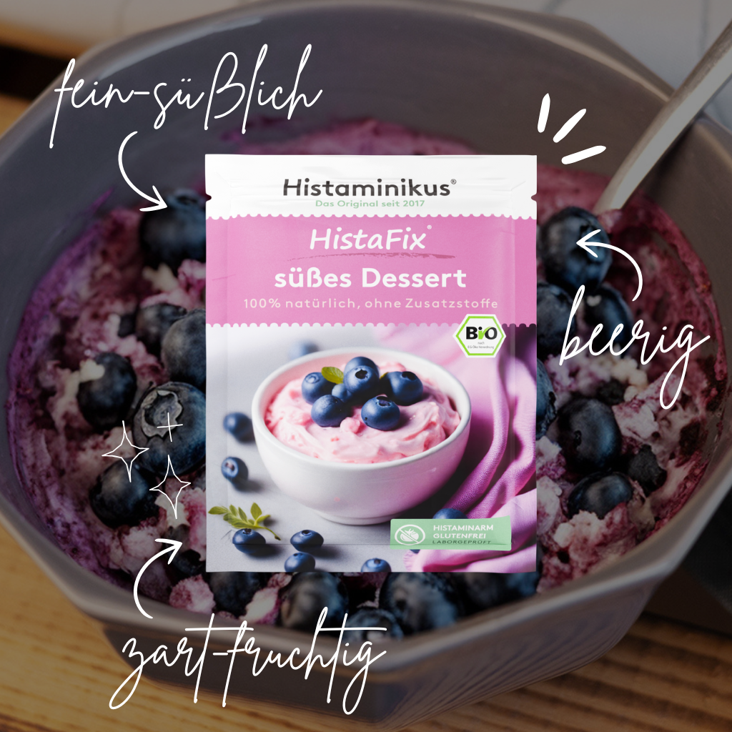 Grafik mit Dessertschüssel im Hintergrund. In der Schüssel befindet sich das HistaFix für süßes Dessert, eingerührt in Quark mit Blaubeeren daraufgestreut. Im Vordergrund ist die Packung des süßen Desserts zu sehen. Um die Packung herum sind Adjektive aufgezählt, die das Produkt beschreiben: fein-süßlich, beerig, zart-fruchtig.