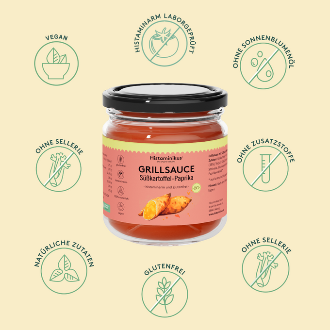 Glas mit schwarzem Deckel und rosafarbenem Etikett: „Grillsauce Süßkartoffel-Paprika – histaminarm und glutenfrei“. Unten Illustration von Süßkartoffeln. Rundherum grüne Icons mit Text: vegan, glutenfrei, ohne Sellerie, ohne Sonnenblumenöl, ohne Zusatzstoffe, natürliche Zutaten, histaminarm laborgeprüft.