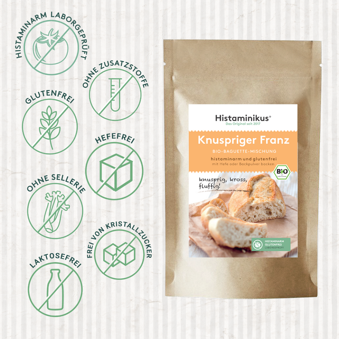 Grafik mit gestreiftem Hintergrund. Links sieben grüne Icons mit Vorteilen wie: histaminarm, glutenfrei, hefefrei, ohne Sellerie, laktosefrei, ohne Zusatzstoffe, frei von Kristallzucker. Rechts die braune Produktverpackung der „Knuspriger Franz“ Baguette-Mischung mit Produktabbildung und dem Hinweis „knusprig, kross, fluffig!“.