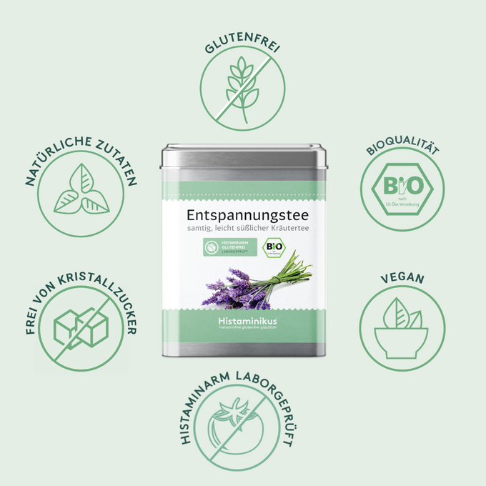 Produktabbildung des Entspannungstees von Histaminikus. In der Mitte eine silberne Teedose mit grünem Etikett, daneben Icons mit Vorteilen: glutenfrei, frei von Kristallzucker, natürliche Zutaten, Bioqualität, vegan und histaminarm laborgeprüft. Hellgrüner Hintergrund mit harmonischer Ausstrahlung.