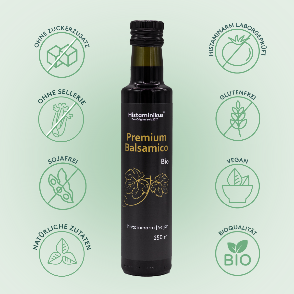 Grafik mit der Balsamico Flasche, die in der Mitte zu sehen ist. Links und rechts nebendran sieht man Icons mit Vorteilen des Produktes: histaminarm laborgeprüft, sojafrei, vegan, ohne Sellerie, ohne Zuckerzusatz, glutenfrei, natürliche Zutaten und Bioqualität.