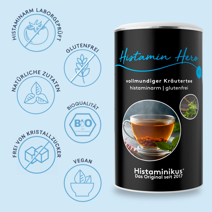 Dose „Histamin Hero“ mit der Aufschrift „vollmundiger Kräutertee – histaminarm | glutenfrei“ und einem Bild einer dampfenden Tasse Tee. Daneben sechs kreisförmige Symbole mit den Aussagen: „Histaminarm laborgeprüft“, „Glutenfrei“, „Natürliche Zutaten“, „Bioqualität“, „Frei von Kristallzucker“ und „Vegan“.