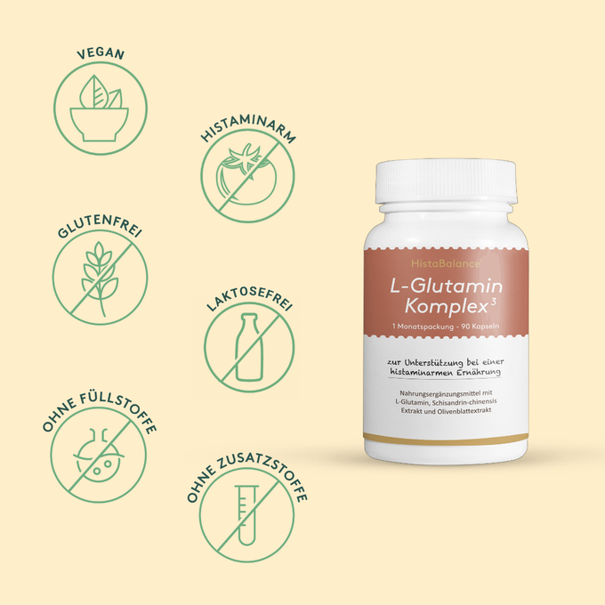 Darstellung der HistaBalance® L-Glutamin Komplex³ Dose auf beigem Hintergrund. Links davon sieben grüne Siegel: „vegan“, „histaminarm“, „glutenfrei“, „laktosefrei“, „ohne Füllstoffe“, „ohne Zusatzstoffe“. Die Dose trägt den Hinweis „zur Unterstützung bei histaminarmer Ernährung“.