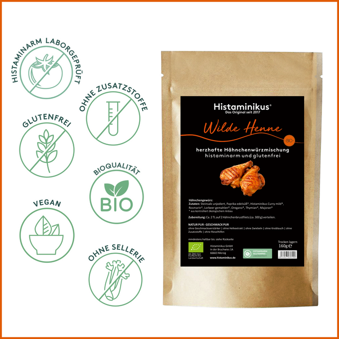 Links sechs grüne Siegel mit den Aufschriften: „histaminarm laborgeprüft“, „ohne Zusatzstoffe“, „glutenfrei“, „Bioqualität“, „vegan“, „ohne Sellerie“. Rechts die Produktverpackung „Wilde Henne“ mit schwarzem Etikett.