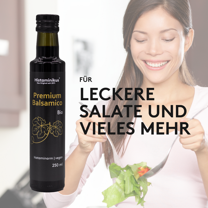 Grafik mit dem Balsamico am linken Bildrand. Rechts daneben ein kleiner Text der besagt: Für leckere Salate und vieles mehr. Im Hintergrund ist eine Frau zu sehen, die einen Salat anmischt.