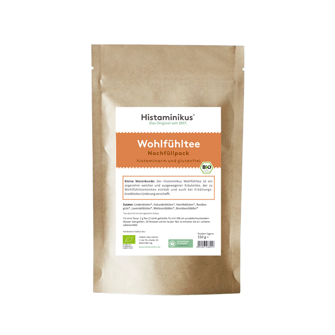 Produktabbildung einer braunen Nachfüllpackung mit Etikett „Wohlfühltee“. Der Tee ist histaminarm, glutenfrei und bio. Unterhalb des Produktnamens eine kurze Beschreibung: ein weicher, ausgewogener Kräutertee, der zu Wohlfühlmomenten einlädt und bei Erkältungskrankheiten unterstützend wirkt.