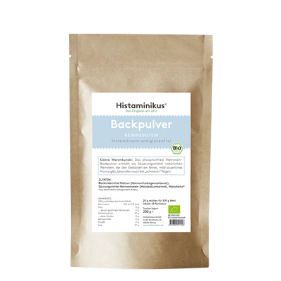 Beiger Standbeutel mit weiß-blauem Etikett. Aufschrift: „Histaminikus – Das Original seit 2017“, „Backpulver – REINWEINSTEIN – histaminarm und glutenfrei“. Das Etikett enthält Angaben zu Zutaten, Nährwerten, Anwendung und eine kleine Warenkunde über die Verwendung von natürlichem Weinstein als Säuerungsmittel. Aufdrucke für Bio- und EU-Zertifizierung sowie Herstellerinformationen unten rechts.