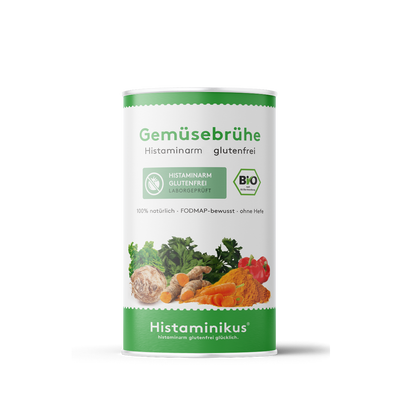 Weiße Dose mit grünem Deckelrand und grünem Etikett unten. Aufschrift „Gemüsebrühe – Histaminarm, glutenfrei“. Abgebildet sind verschiedene Gemüse und Gewürze wie Sellerie, Kurkuma, Karotten, Petersilie und Paprika. Daneben ein grünes „BIO“-Siegel.