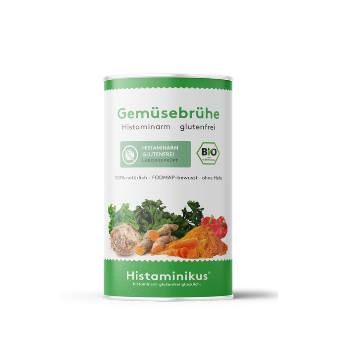 Weiße Dose mit grünem Deckelrand und grünem Etikett unten. Aufschrift „Gemüsebrühe – Histaminarm, glutenfrei“. Abgebildet sind verschiedene Gemüse und Gewürze wie Sellerie, Kurkuma, Karotten, Petersilie und Paprika. Daneben ein grünes „BIO“-Siegel.
