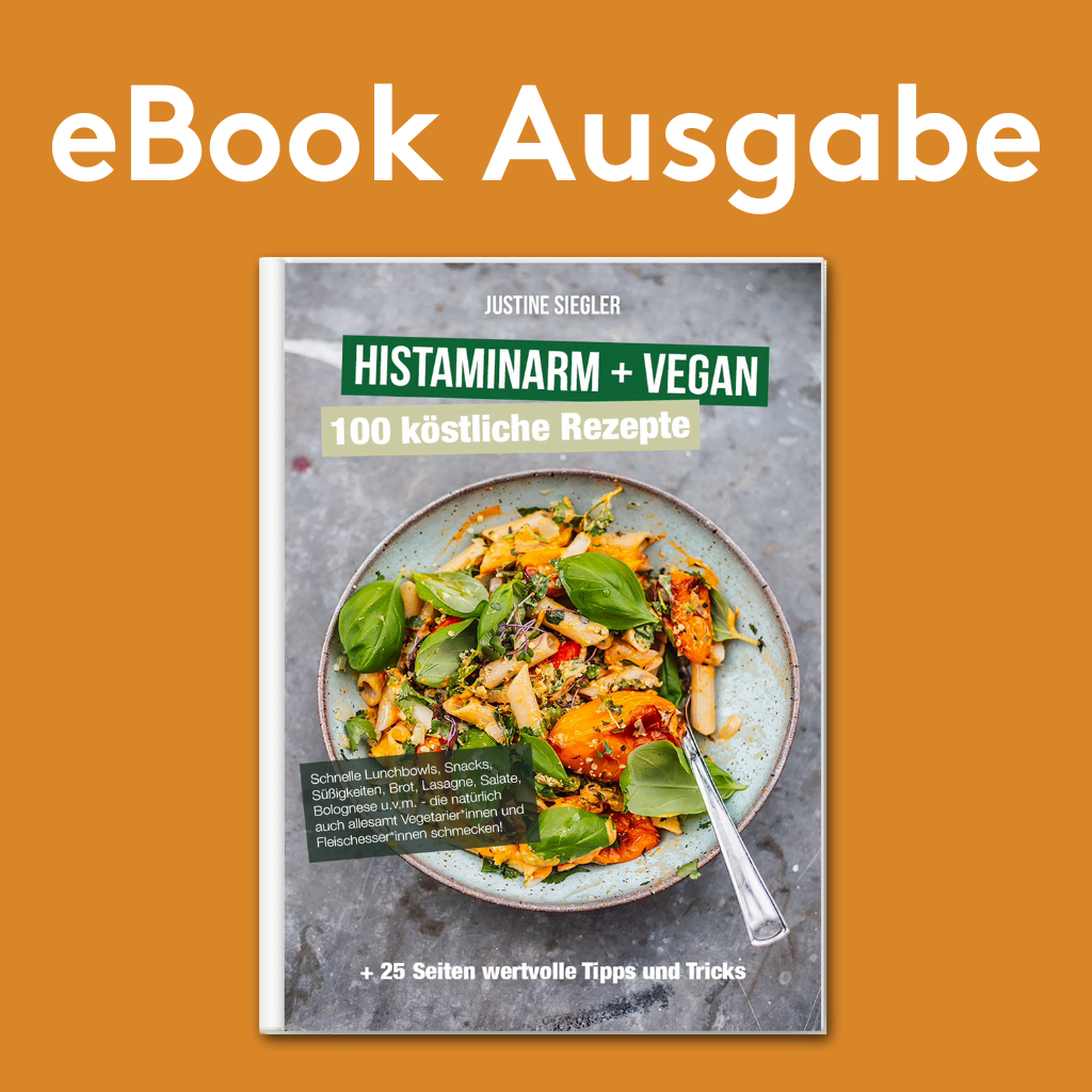 Cover eines eBooks mit dem Titel „Histaminarm + Vegan – 100 köstliche Rezepte“. Abgebildet ist ein Teller mit buntem Gemüsegericht und frischem Basilikum auf grauem Untergrund. Hintergrund in kräftigem Orange, darüber Schriftzug „eBook Ausgabe“.