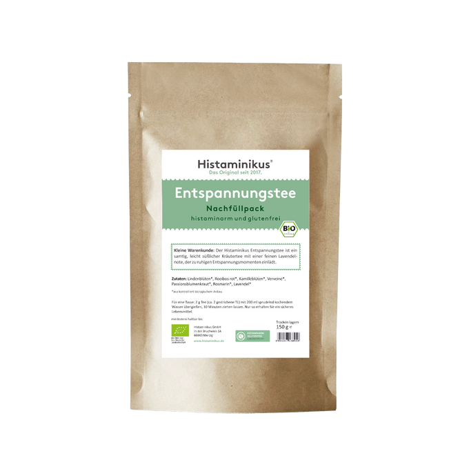 Produktfoto: Kraftpapierbeutel mit Etikett „Entspannungstee Nachfüllpack – histaminarm und glutenfrei“. Grüner Balken mit weißer Schrift, darunter eine kleine Warenkunde mit Beschreibung als samtiger, leicht süßlicher Kräutertee mit Lavendel-Note. Unten Bio-Siegel und Nährwertangaben.