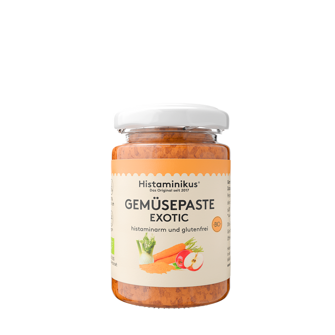 Render Foto des Produktes "Gemüsepaste Exotic". Ein kleines Glas mit weißem Deckel. Die Paste innerhalb des Glases ist orange und von stückiger Struktur. Das Etikett des Glases ist hell und trägt die Aufschrift "Histaminikus, das Original seit 2017". Darunter befindet sich der Titel des Produktes " Gemüsepaste Exotic". Darunter sind Karotten, Fenchel und Äpfel zu sehen. Das Produkt wird als histaminarm und glutenfrei bezeichnet.