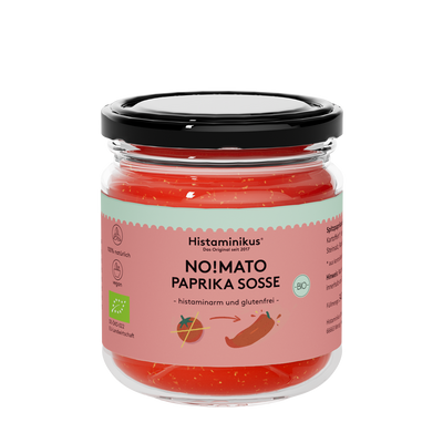 Glas mit Etikett und der Aufschrift: No!mato Paprika Sosse. Schwarzer Deckel und hellroter Inhalt. Der Inhalt wird als histaminarm und glutenfrei bezeichnet.