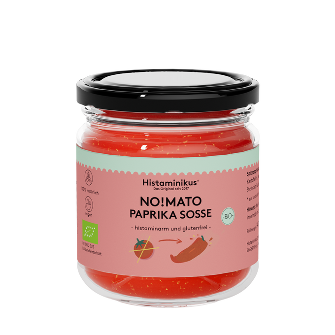 Glas mit Etikett und der Aufschrift: No!mato Paprika Sosse. Schwarzer Deckel und hellroter Inhalt. Der Inhalt wird als histaminarm und glutenfrei bezeichnet.