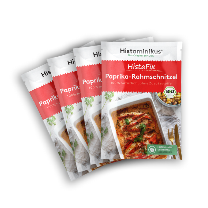 Vier nebeneinander gelegte HistaFix-Beutel „Paprika-Rahmschnitzel“ von Histaminikus mit appetitlicher Abbildung eines überbackenen Hähnchengerichts in cremiger Paprikarahmsoße, roter Verpackung mit Bio-Siegel und Hinweis „histaminarm, glutenfrei, laborgeprüft“.