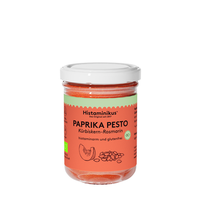 Glas mit dem Aufdruck Paprikapesto und weißem Deckel. Der Inhalt ist orange und wird als histaminarm und glutenfrei bezeichnet. Unter dem Paprikapesto steht "Kürbiskern-Rosmarin" und es ist eine kleine Zeichnung einer Scheibe Kürbis und Kürbiskernen zu sehen.