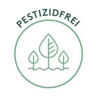 Grünes Rundsiegel mit der Aufschrift „PESTIZIDFREI“. In der Mitte ein stilisiertes Pflanzensymbol mit einem durchgestrichenen Sprühgerät, das für den Verzicht auf chemisch-synthetische Pflanzenschutzmittel steht.