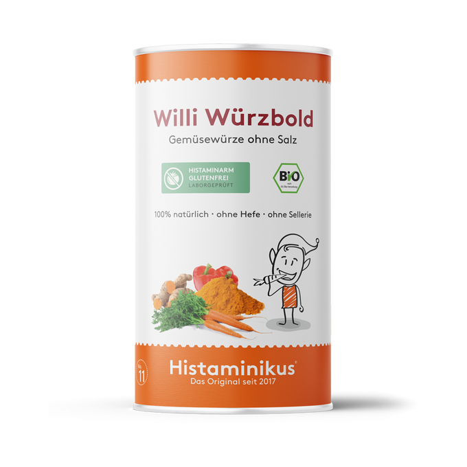 Weiße Streudose mit orangefarbenem Deckelrand und Boden. Aufschrift: „Willi Würzbold – Gemüsewürze ohne Salz“. Darunter Piktogramme für „histaminarm, glutenfrei, laborgeprüft“ sowie „BIO“. Abbildung von Karotten, Paprika, Kurkuma, Petersilie und Ingwer. Daneben eine gezeichnete Figur mit ausgestrecktem Arm. Unten orangefarbenes Band mit „Histaminikus – Das Original seit 2017“. Icons für „100 % natürlich“, „ohne Hefe“ und „ohne Sellerie“.