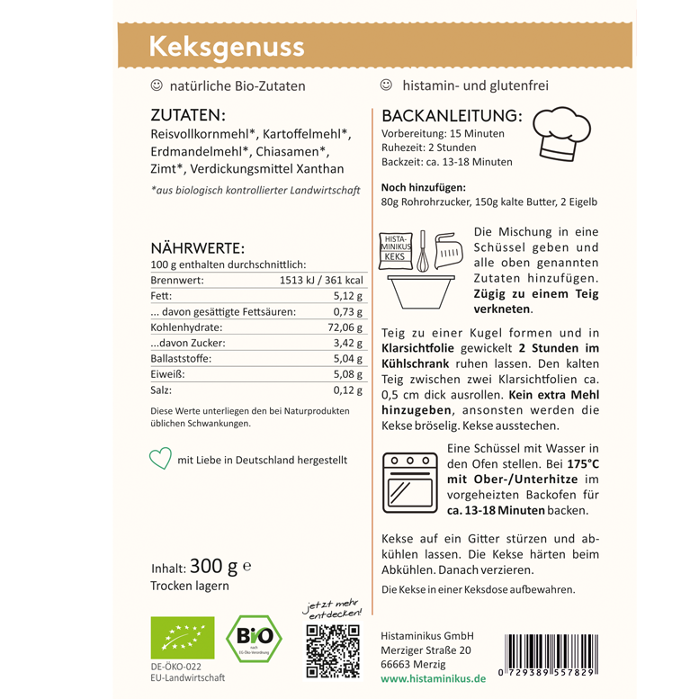 Etikett einer Keksbackmischung mit orangefarbener Überschrift „Keksgenuss“. Links Angaben zu Zutaten und Nährwerten, z. B. mit Reismehl, Erdmandelmehl und Chiasamen. Rechts eine illustrierte Schritt-für-Schritt-Backanleitung: Teig verkneten, kühlen, ausrollen, backen bei 175 °C für 13–18 Minuten. Unten Herstellerangaben, Bio-Siegel, QR-Code und Lagerhinweis.