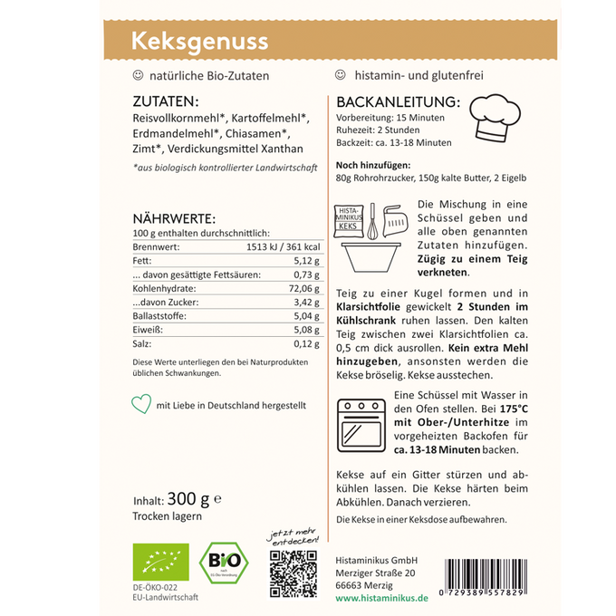 Etikett einer Keksbackmischung mit orangefarbener Überschrift „Keksgenuss“. Links Angaben zu Zutaten und Nährwerten, z. B. mit Reismehl, Erdmandelmehl und Chiasamen. Rechts eine illustrierte Schritt-für-Schritt-Backanleitung: Teig verkneten, kühlen, ausrollen, backen bei 175 °C für 13–18 Minuten. Unten Herstellerangaben, Bio-Siegel, QR-Code und Lagerhinweis.