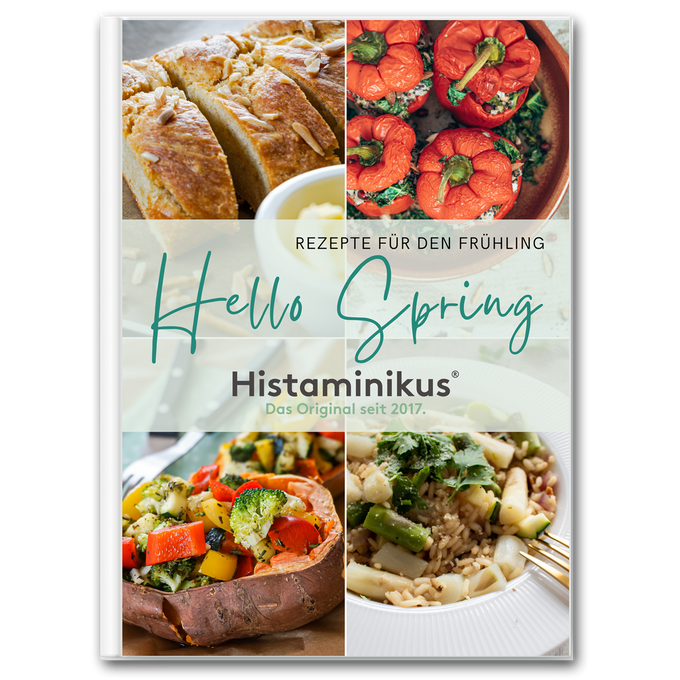 Cover eines E-Books mit Titel „Hello Spring – Rezepte für den Frühling“. Vier Frühlingsgerichte abgebildet: gefüllte Paprika, Süßkartoffel mit Gemüse, Frühlingsreisgericht und Mandelkuchen. Herausgeber: Histaminikus.