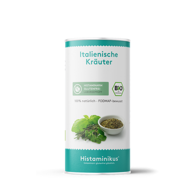 Weiße Gewürzdose mit weißen Label mit der Aufschrift „Italienische Kräuter“. Darunter türkisgrüne Label mit „histaminarm, glutenfrei, laborgeprüft“ und Bio-Siegel. Auf der Vorderseite eine kleine Schale mit getrockneten Kräutern, daneben frische Kräuter wie Basilikum, Oregano und Rosmarin.