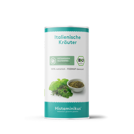 Weiße Gewürzdose mit weißen Label mit der Aufschrift „Italienische Kräuter“. Darunter türkisgrüne Label mit „histaminarm, glutenfrei, laborgeprüft“ und Bio-Siegel. Auf der Vorderseite eine kleine Schale mit getrockneten Kräutern, daneben frische Kräuter wie Basilikum, Oregano und Rosmarin.