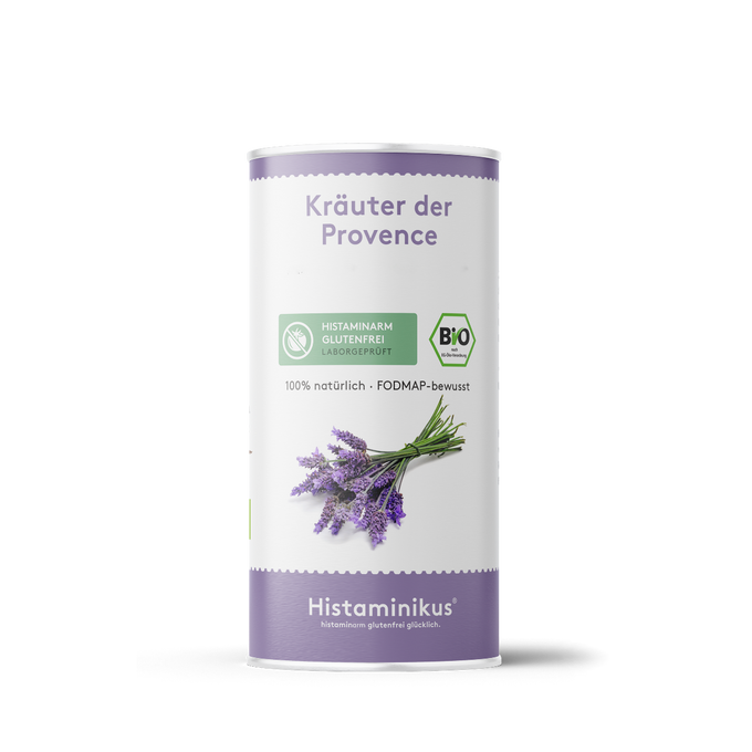 Abbildung einer Gewürzdose mit der Aufschrift „Kräuter der Provence“. Darunter Bio-Siegel sowie Hinweise wie „histaminarm“, „glutenfrei“, „100 % natürlich“ und „FODMAP-bewusst“. Auf dem Etikett ist ein Strauß frischer Lavendelzweige abgebildet. Die Dose ist in Weiß und Violett gestaltet, unten mit dem Logo von Histaminikus.