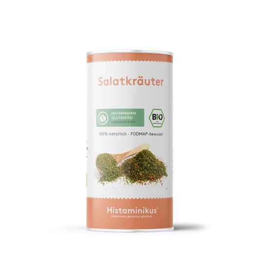 Produktabbildung der Gewürzdose „Salatkräuter“ von Histaminikus. Auf der Vorderseite Hinweise wie „histaminarm, glutenfrei, laborgeprüft“, „100 % natürlich“ und „FODMAP-bewusst“. Mit Bio-Siegel und einem Serviervorschlag mit Holzlöffel und Gewürzmischung. Unten das Markenlogo Histaminikus.