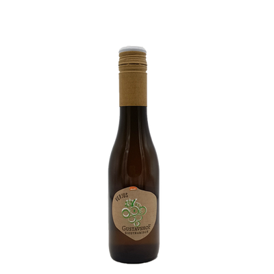 Braune Glasflasche mit Schraubverschluss und brauner Banderole. Auf dem Etikett steht „VERJUS“ sowie „Gustavshof – Biodynamisch“ mit einer stilisierten Traubengrafik.